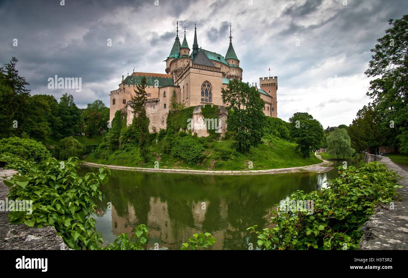 Château de Bojnice sous un ciel dramatique Banque D'Images