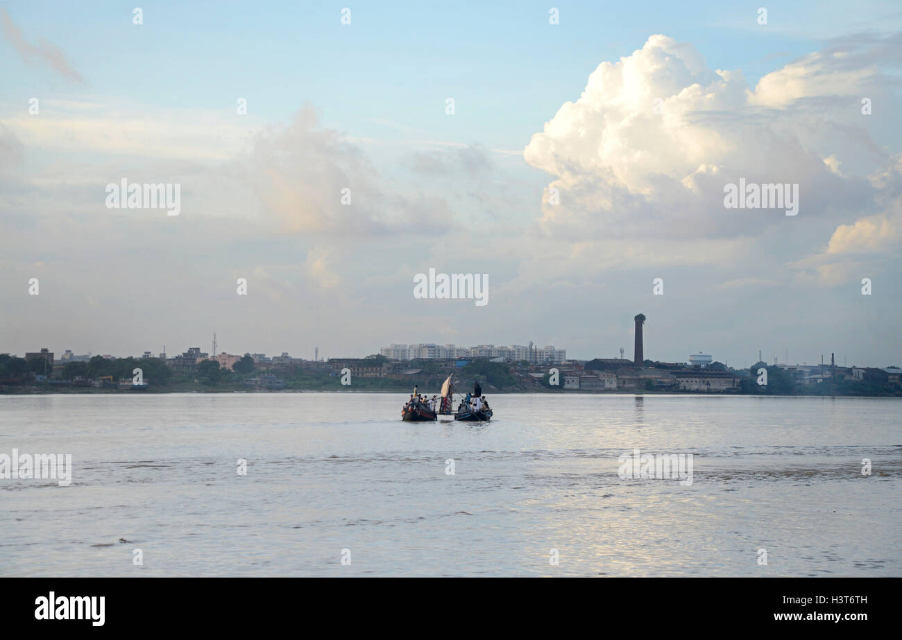 Cinq jours Festival Durga Puja vient à bout avec l'immersion de Durga Idol dans le fleuve Ganga. Sovabazar Raj Bari immers Durga Idol au milieu de la rivière Ganga. (Photo Paul/bySaikat Pacific Press) Banque D'Images