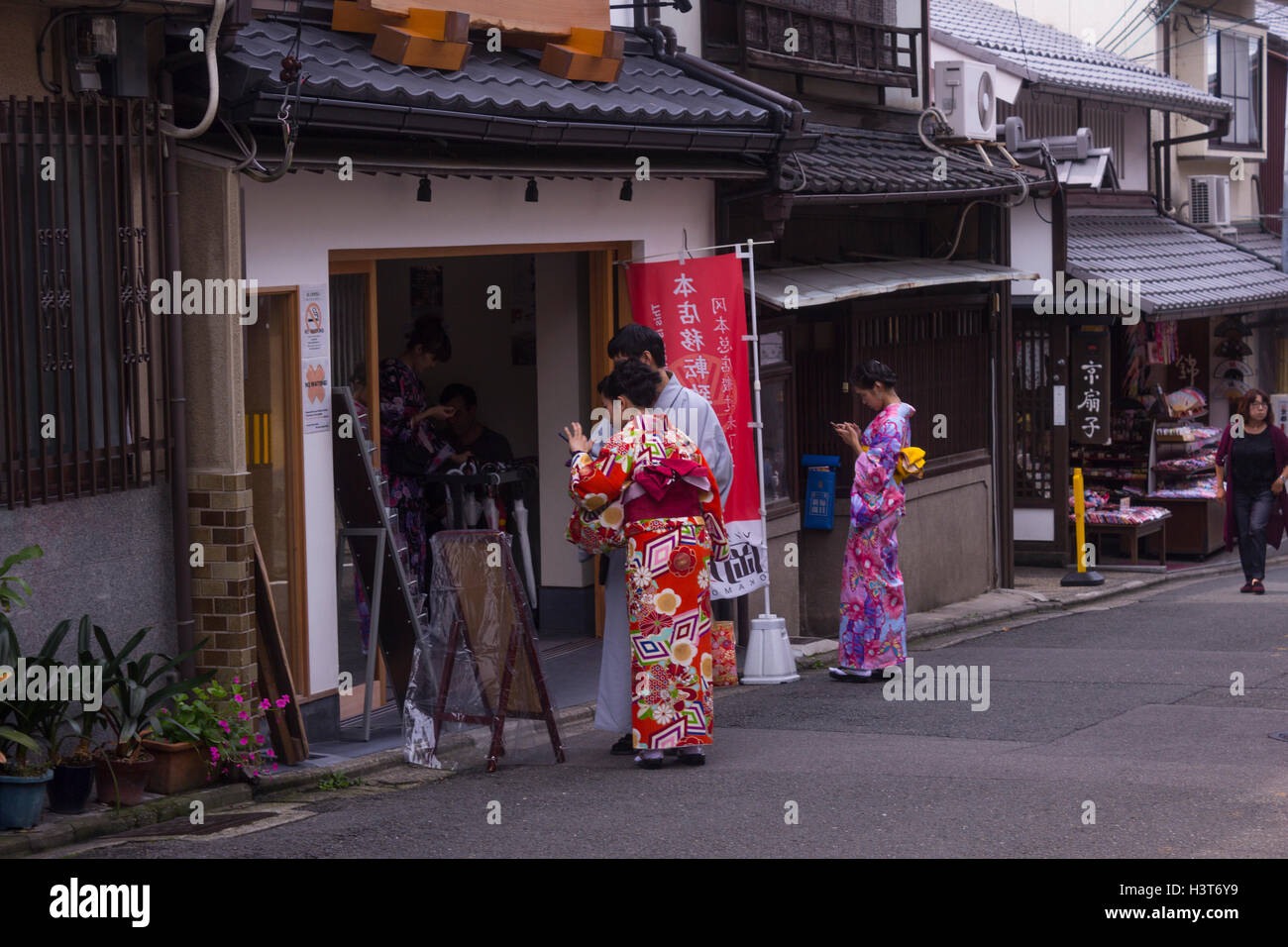 Les Japonais dans les kimonos en utilisant des téléphones. Banque D'Images