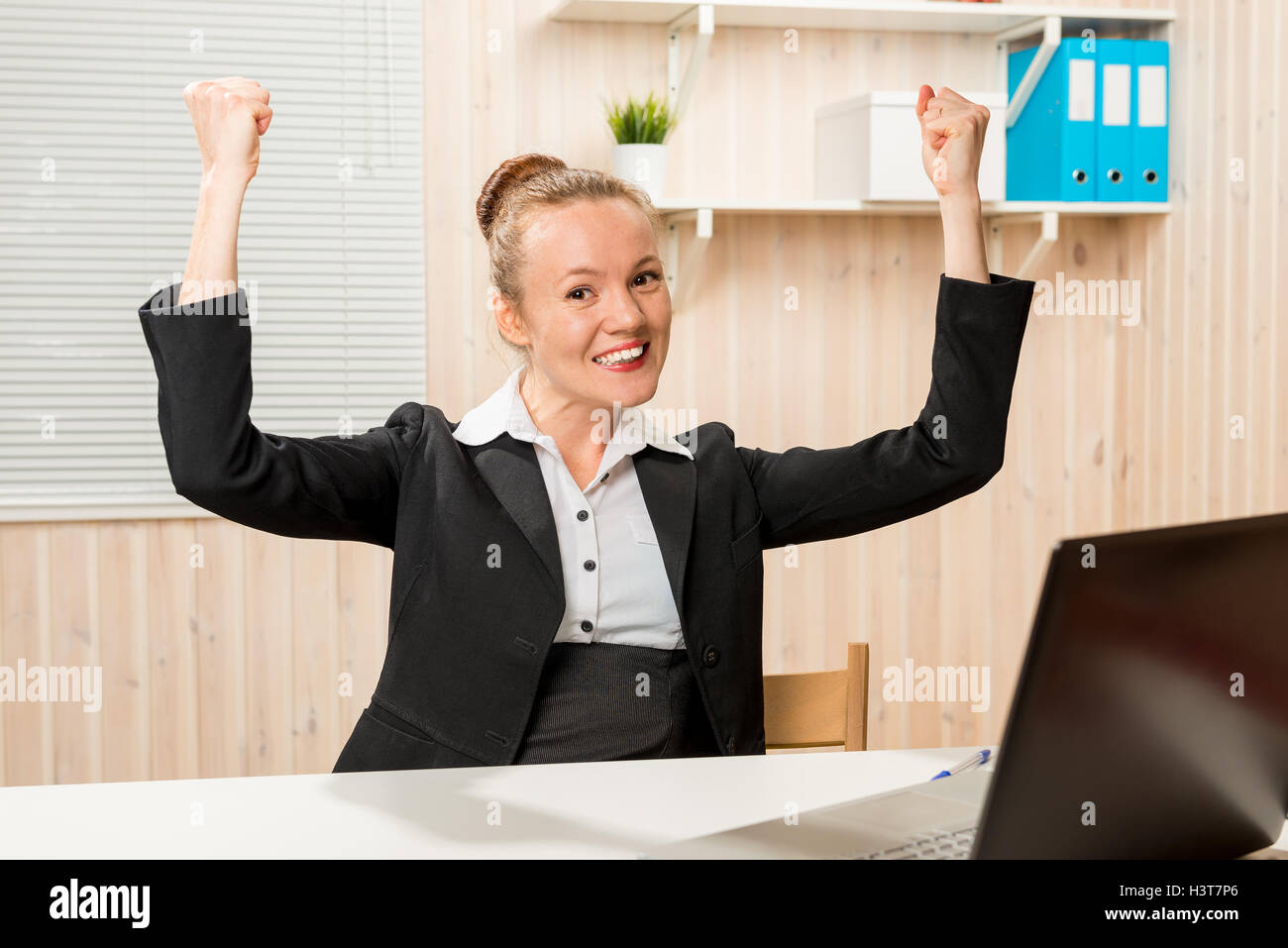 J'ai fait une bonne affaire ! ! ! Business Woman in office de se réjouir de son succès Banque D'Images