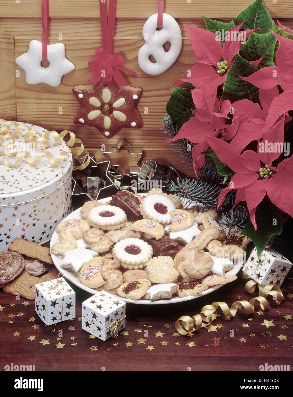 Gateau De Noel Biscuit Tin A L Interieur Still Life Noel Yule Maree L Avent Temps De L Avent De Noel De Gateaux D Epice Platchen Star Bethleem Photo Stock Alamy