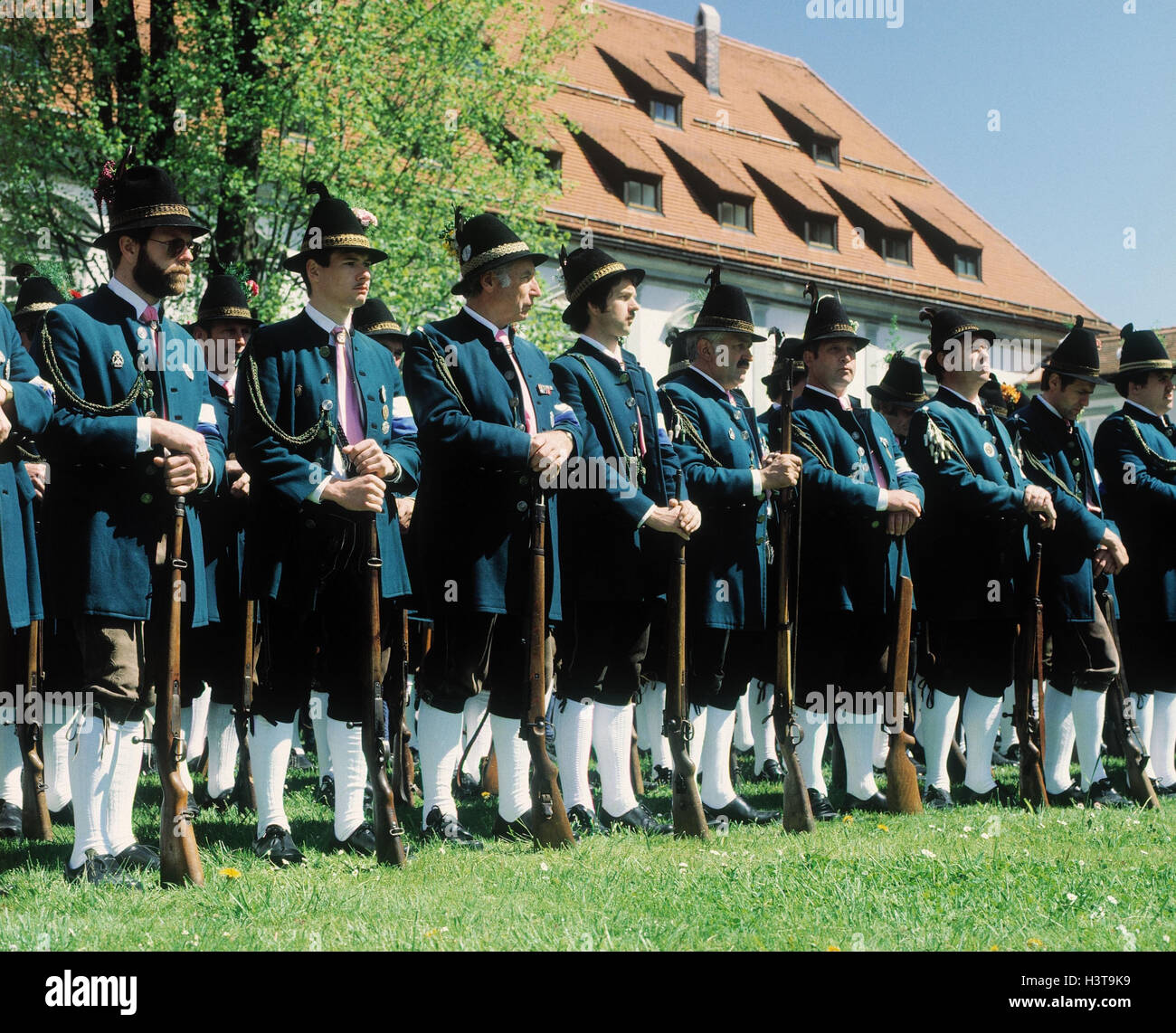 L'Allemagne, la protection de la montagne, line-up, série, Bavaria, hommes, costume national, la protection, la tradition, les traditions, le folklore, l'objectif de la Spree, la protection club, stand Banque D'Images