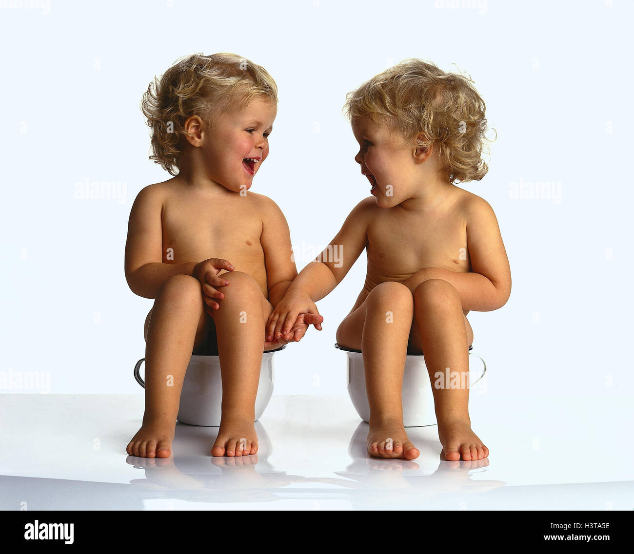 Des Jumeaux Les Bebes Le Nu Assis Tenir Pot De Chambre Les Mains Les Yeux Rire Heureux Enfants Mehrlinge Sœurs Freres Sœurs Enfants Deux Blonde Ressemblance L Egalite L Ensemble La Digestion La Motion