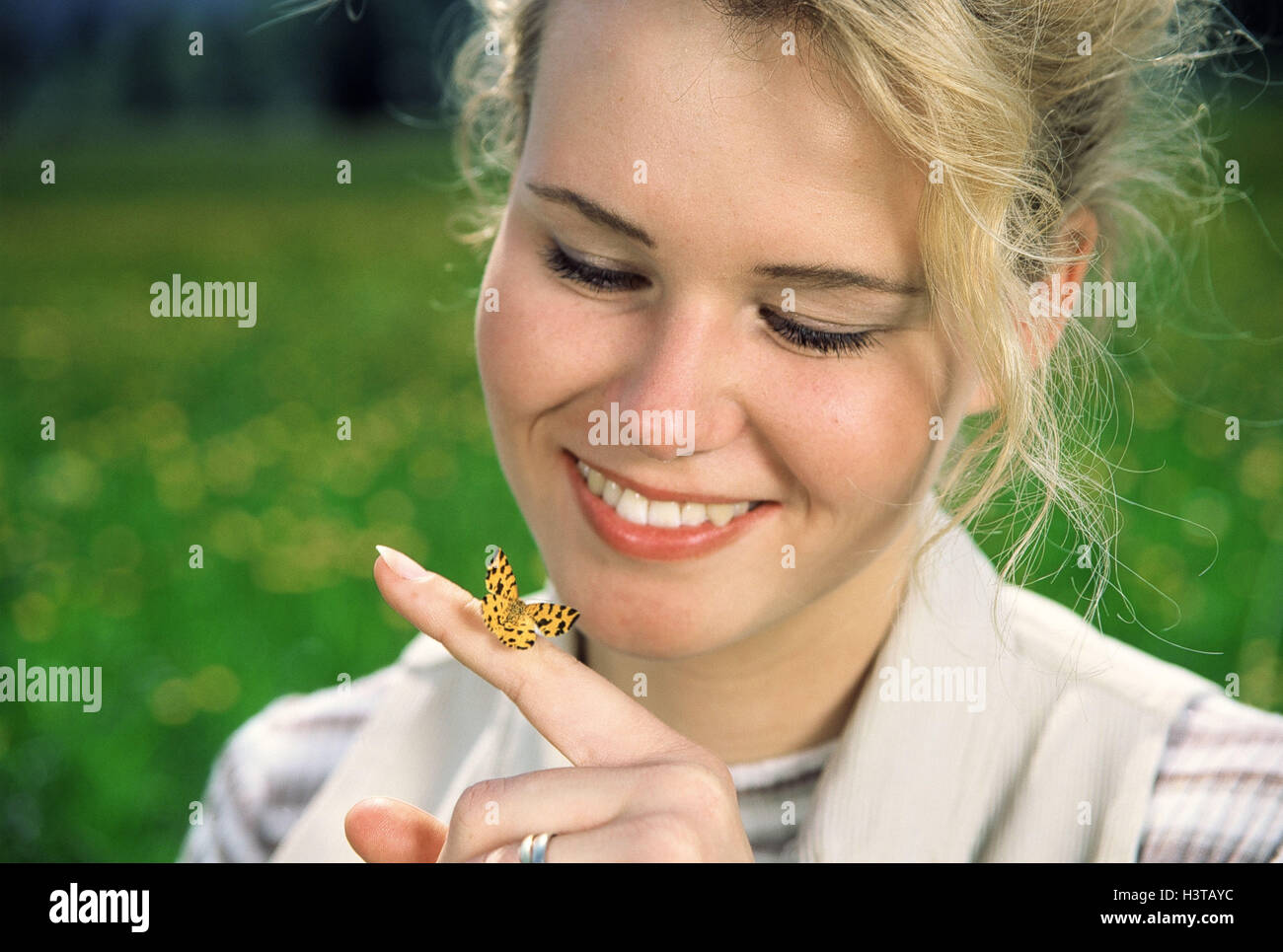 Femme, jeune, à la main, papillon, observer le portrait de femme, blonde, cours, doigt, l'index, les insectes, insectes, papillon, doucement, gentiment, de beauté, de naturel, d'animaux, épris de l'animal Banque D'Images