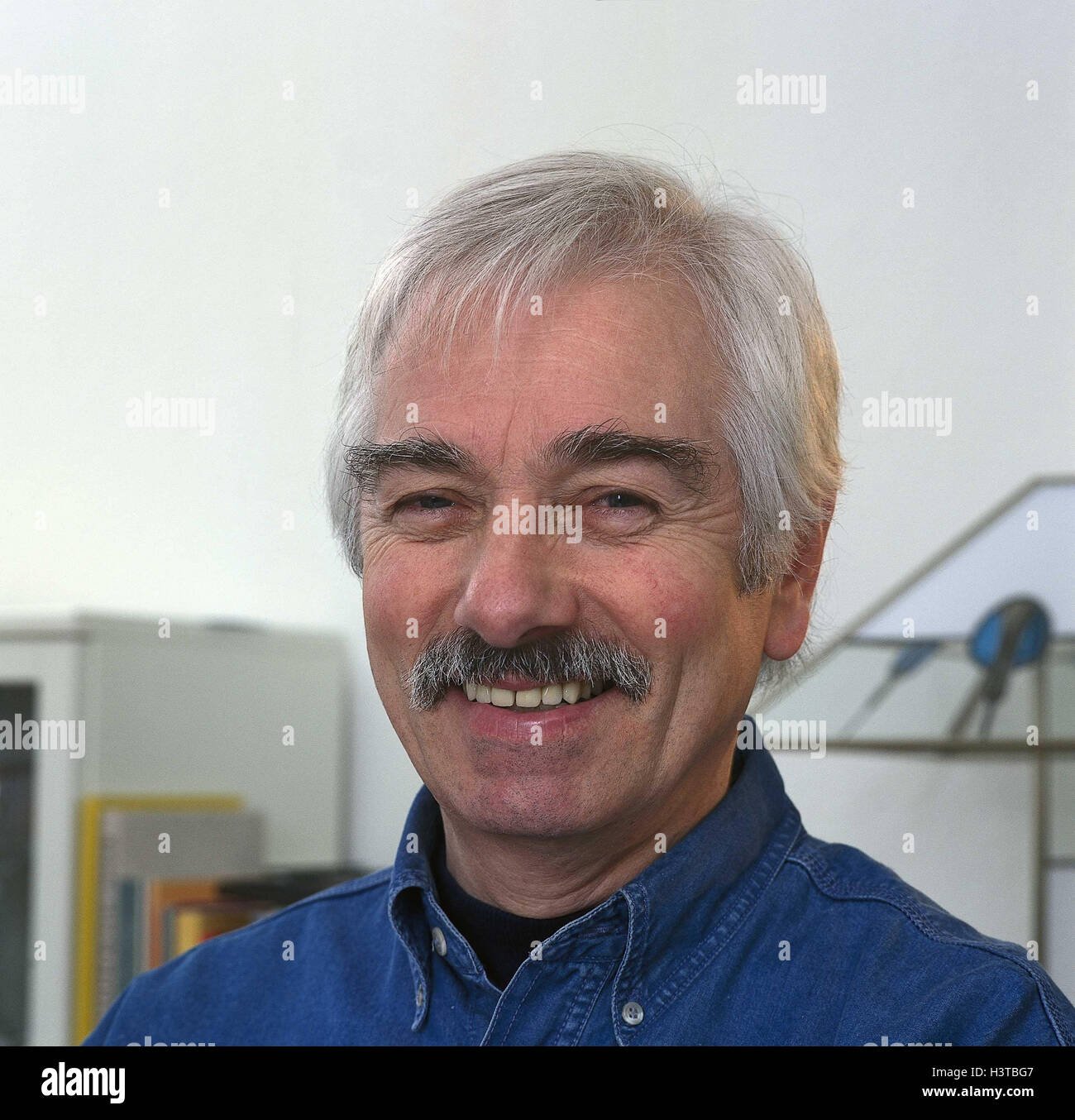L Homme Sourire Heureux Aux Cheveux Gris Moustache Portrait A L Interieur De L Homme Portrait Milieu Vieille Personne Voir L Appareil Photo Heureusement Photo Stock Alamy