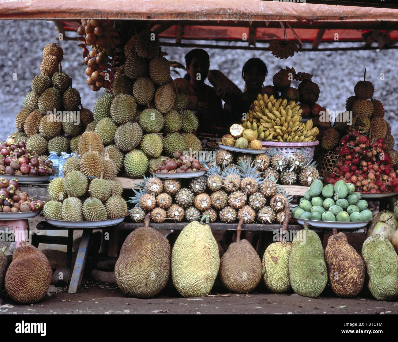 L'INDONÉSIE, Bali, le marché, la vente, les fruits tropicaux, l'Asie,  l'île, la vente de rue, ananas, bananes, breadfruits, Durian, avocats,  litchis, de l'alimentation, de manger, de commerce, de l'économie, de  l'extérieur Photo