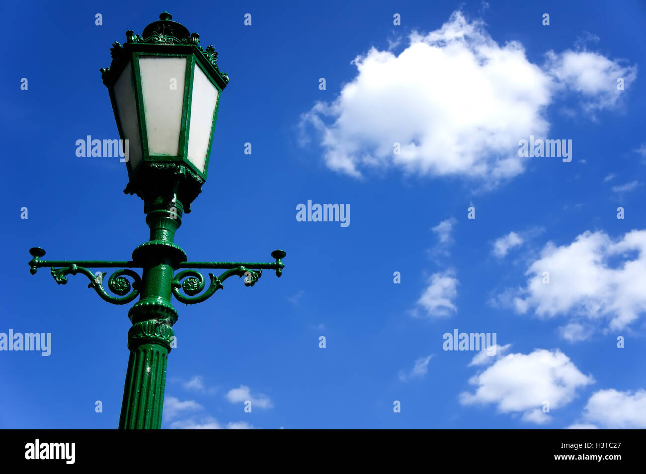 Green Street lamp post sur fond de ciel bleu Banque D'Images