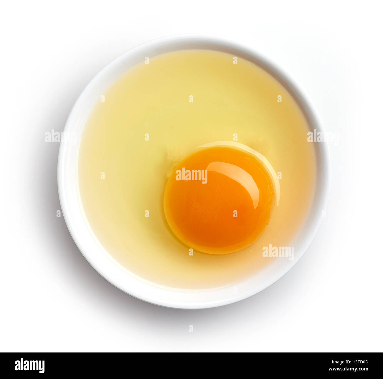 Bol d'oeuf isolé sur fond blanc, vue du dessus Banque D'Images