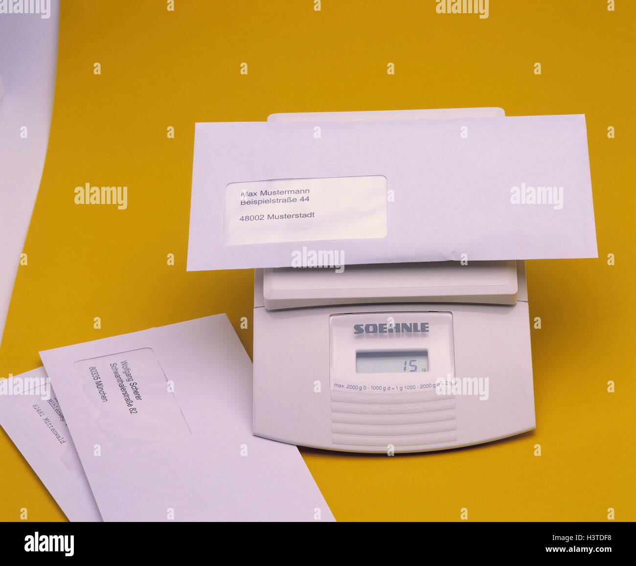 L'échelle numérique, lettre, lettres, balances à peser, poids, enveloppe, lettre, lettre enveloppe, post, le trafic postal, les frais postaux, Portoermittlung, l'affranchissement, les contrôles de poids, de la correspondance, de la correspondance, Amerika, photographie de produits, toujours la vie, Banque D'Images