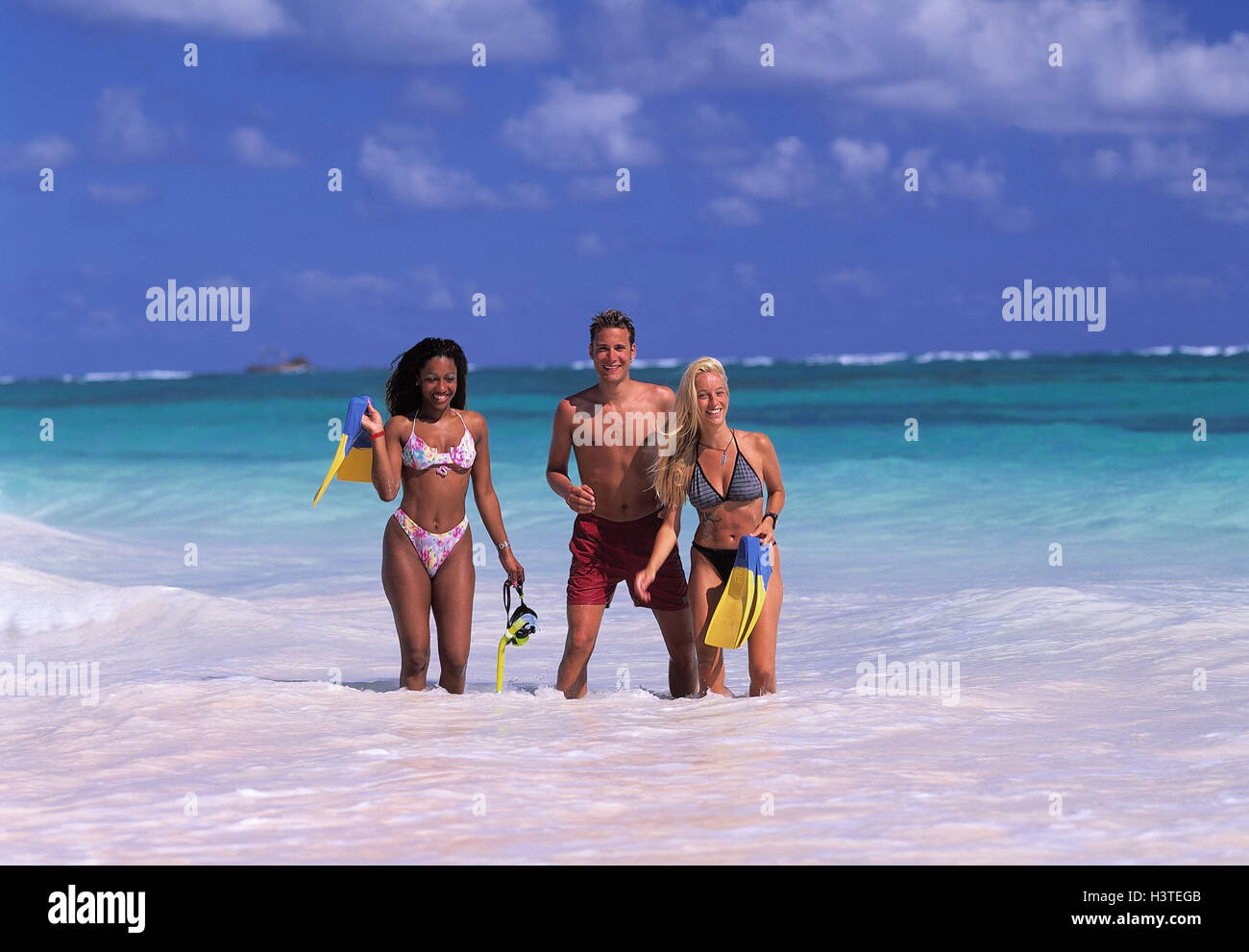 La République dominicaine, Punta Cana, Bavaro, la plage, les femmes, les deux, l'homme, de l'eau, faible profondeur, stand de jeunes, vacances, piscine palmes, femme, équipement de plongée, la mer, les ailerons Banque D'Images