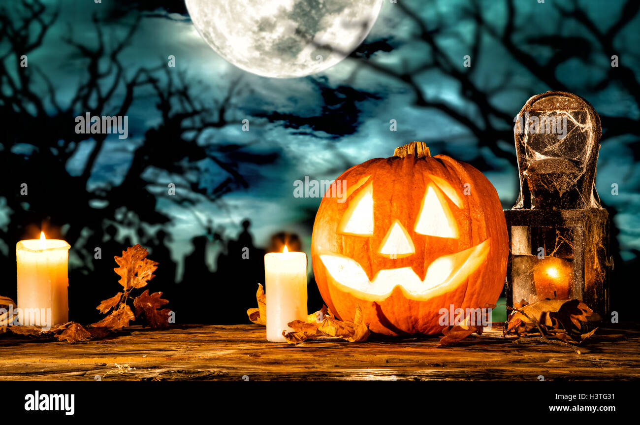 Scary Halloween Pumpkin sur des planches. L'espace vide pour le texte Banque D'Images