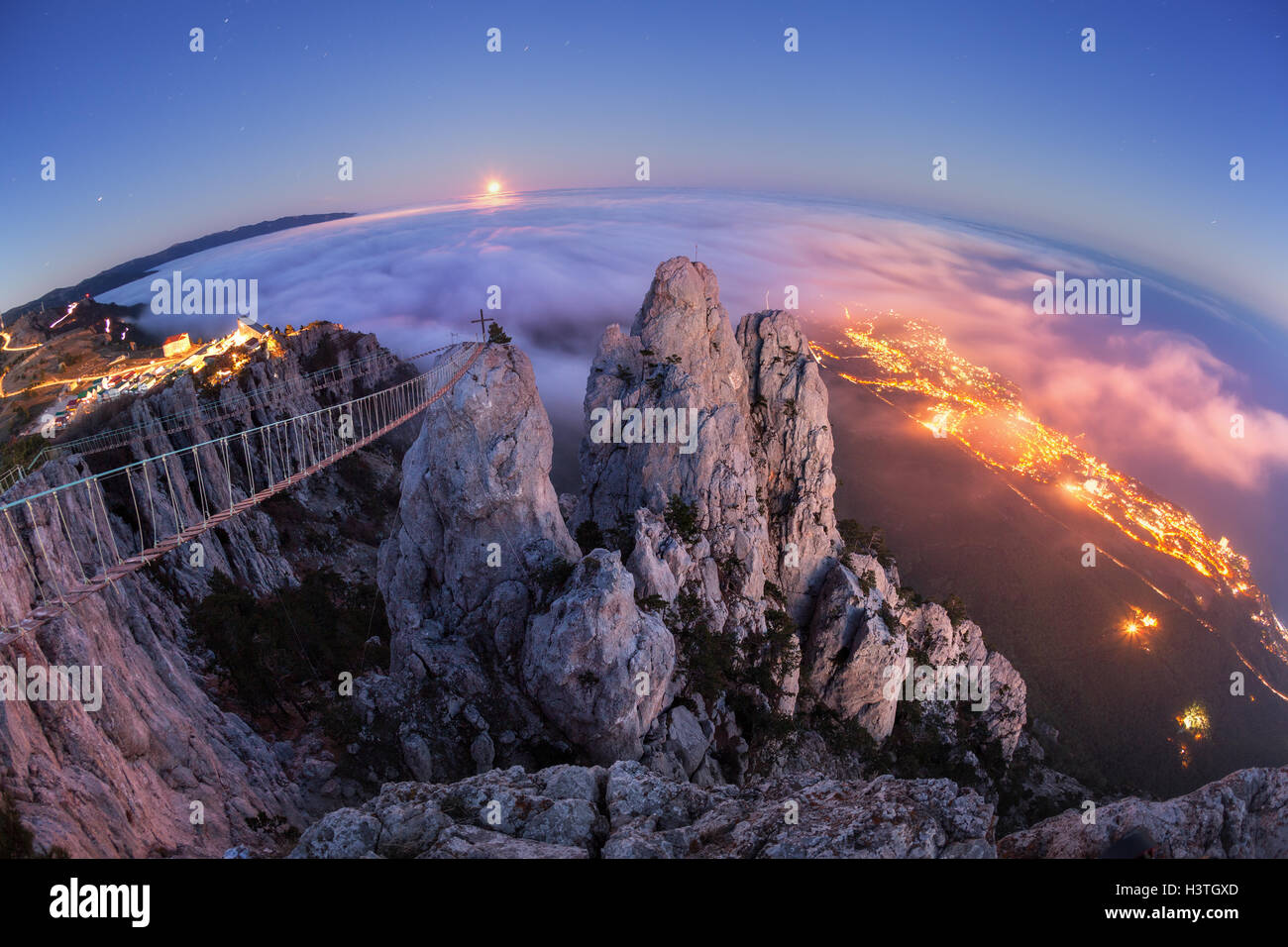 Paysage de montagne avec la hausse pleine lune et brouillard dans la ville la nuit. Beau paysage de nuit avec pic de montagne Banque D'Images