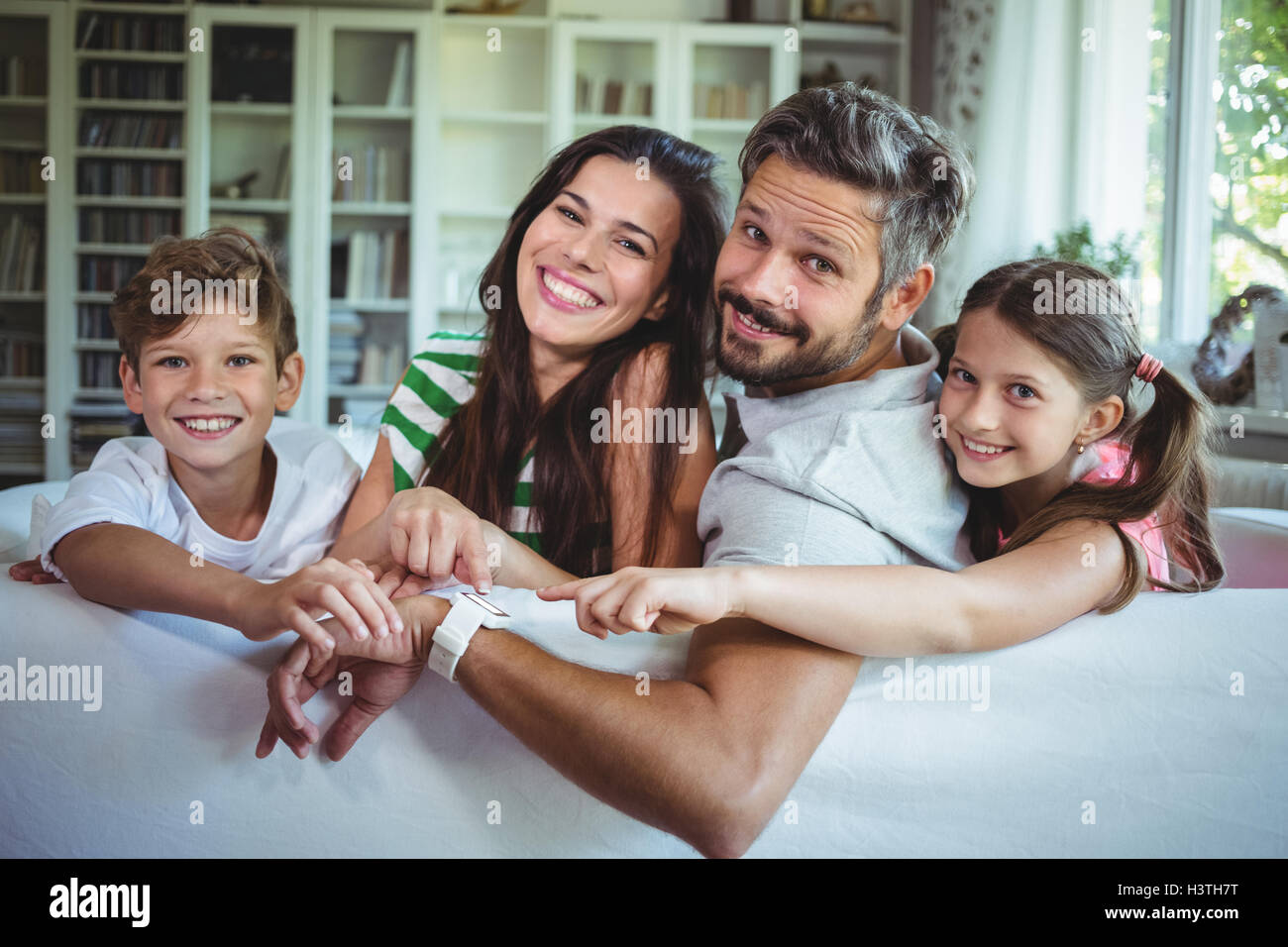 Happy Family sitting on sofa Banque D'Images