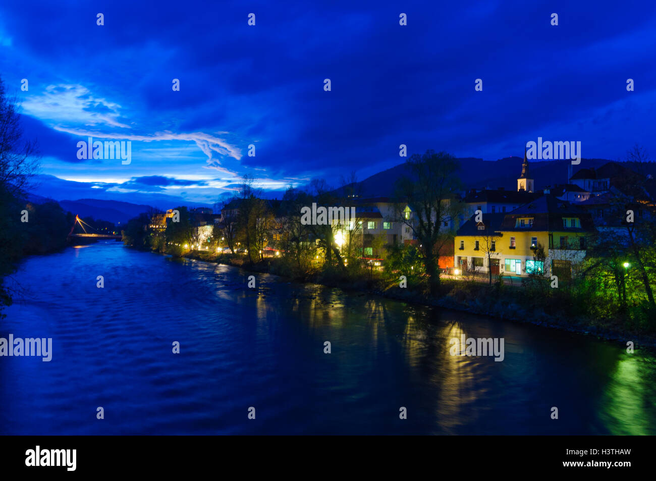 Bruck an der Mur : rivière Mur et de la vieille ville avec l'église paroissiale Nativité de Marie, Obere Steiermark, Steiermark, Styrie, Autriche Banque D'Images