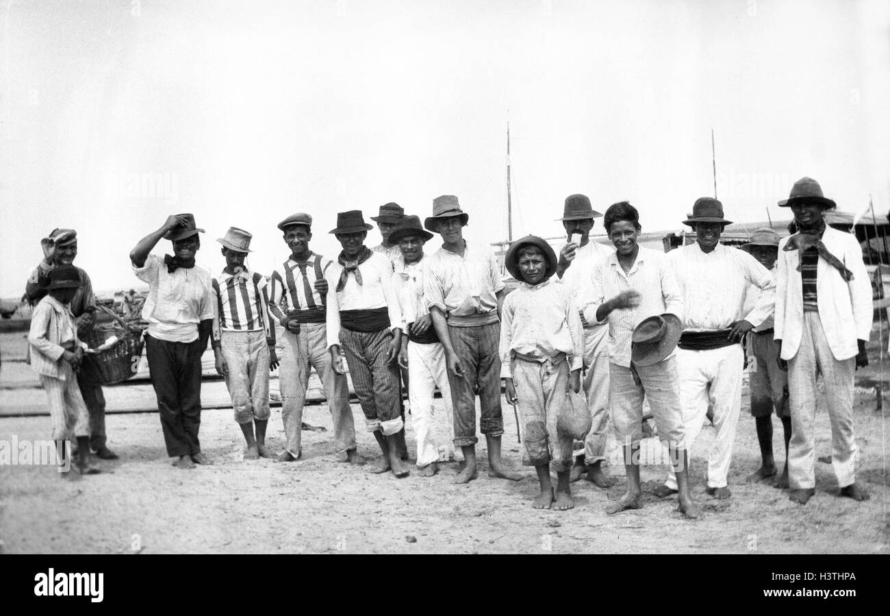 Les jeunes pêcheurs brésiliens et uruguayens 1912 Banque D'Images