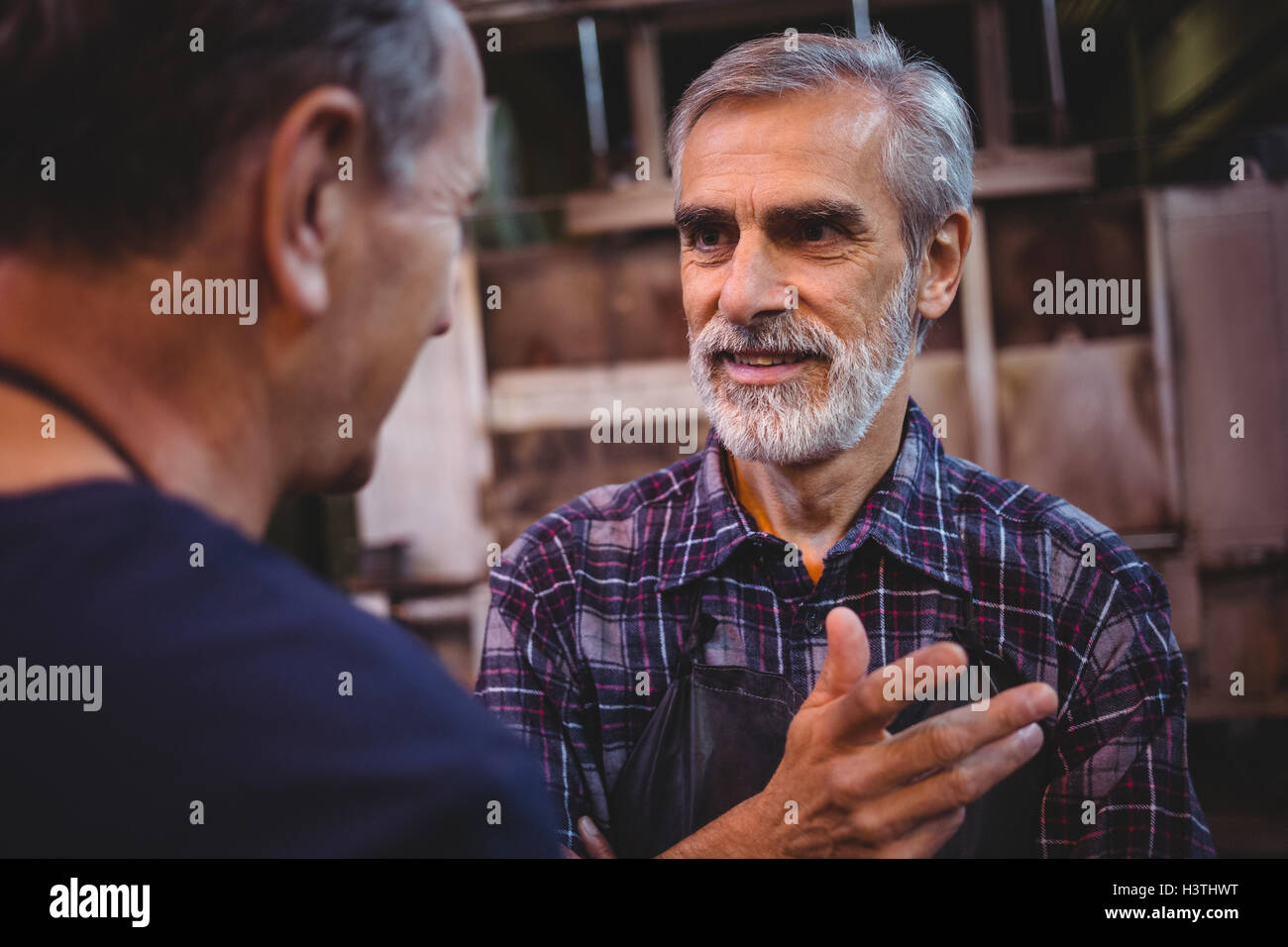 Souffleur de verre en interaction les uns avec les autres Banque D'Images