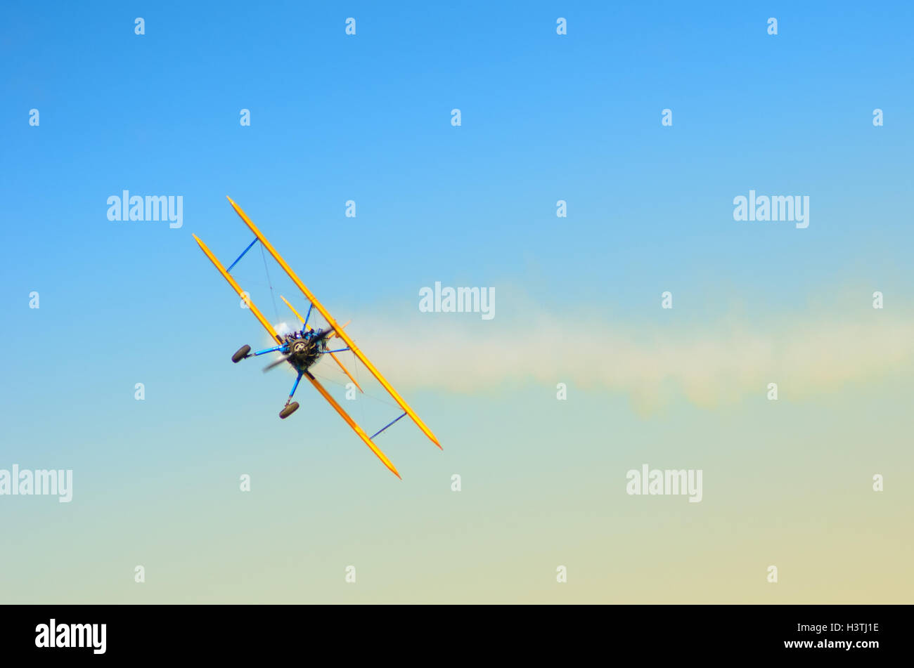 Biplan en vol au cours d'un spectacle aérien Banque D'Images