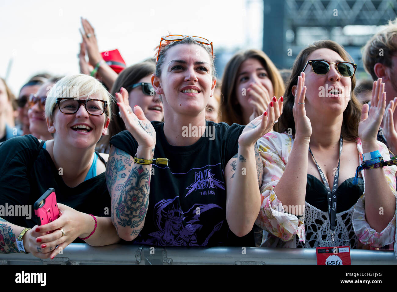BARCELONA - 29 mai : Les gens applaudir dans un concert au Primavera Sound Festival 2015 le 29 mai 2015 à Barcelone, Espagne. Banque D'Images