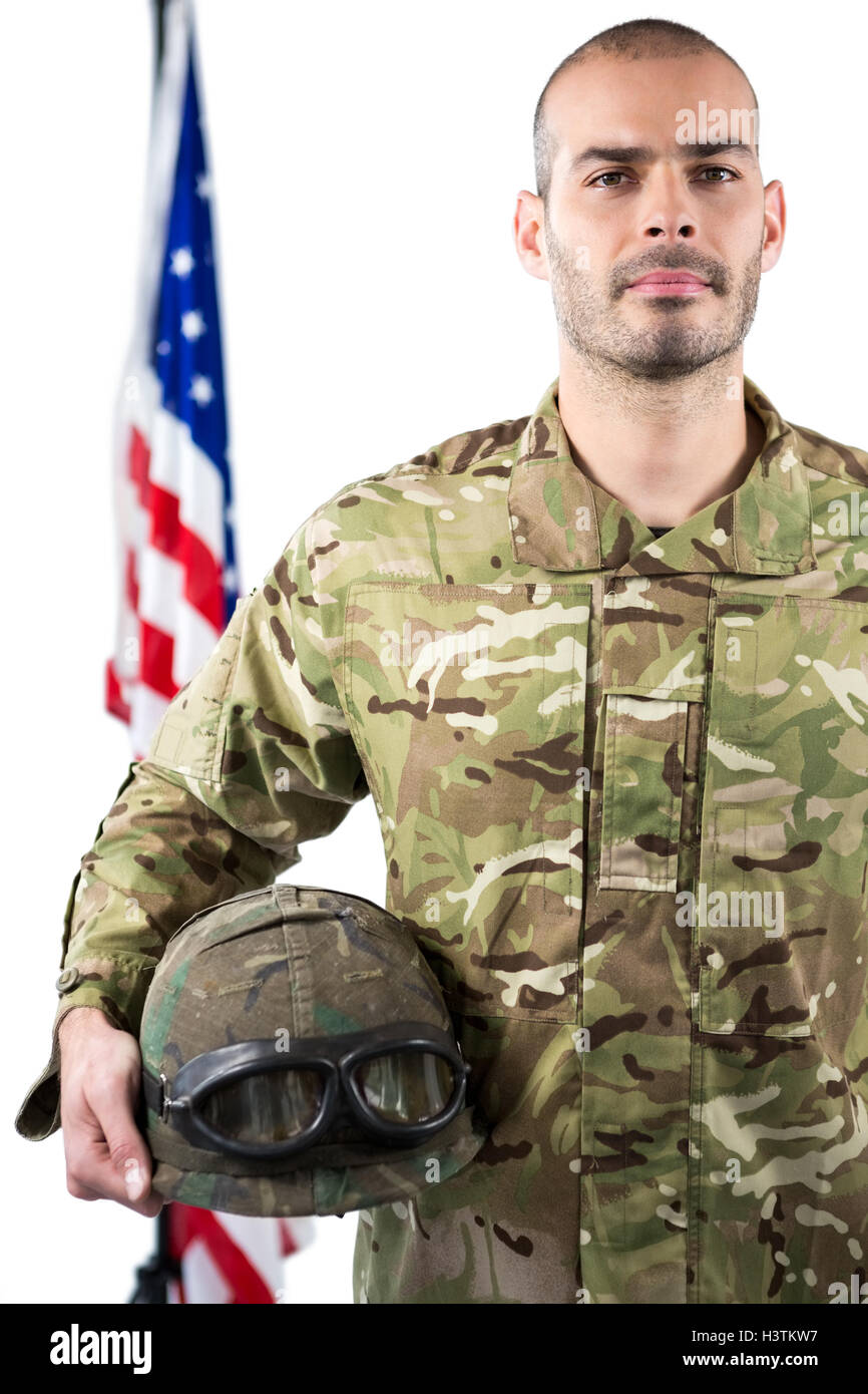 Portrait of smiling soldat avec casque de combat Banque D'Images