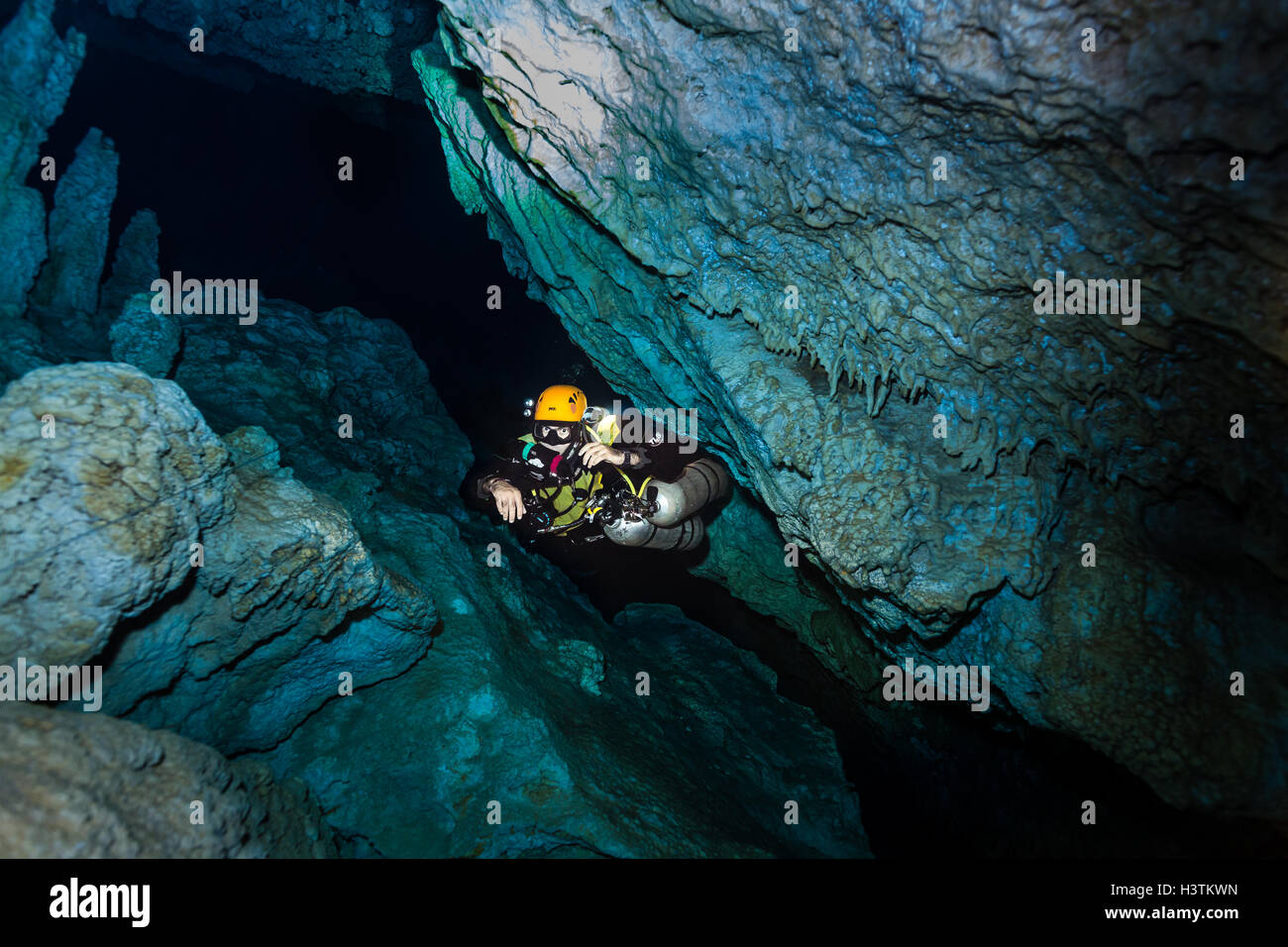 En plongeur spéléo caverne cénote, Yucatan Tulum Mexico Banque D'Images