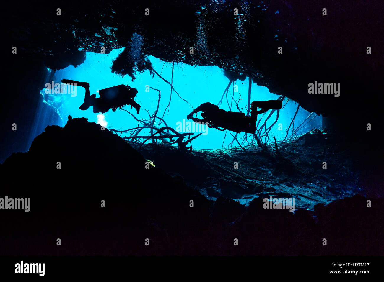 Les plongeurs sous-marins caverne cénote Banque D'Images
