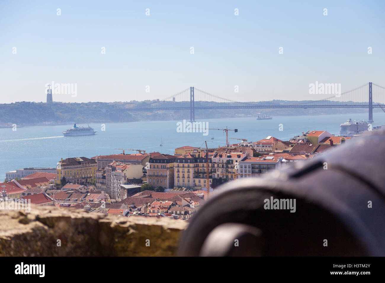 Vue sur Ville voyage Lisbonne avec vieux métal cannon coffre depuis haut lieu de château Sao Jorge. toitures, tage, brige 25 avril, sh Banque D'Images