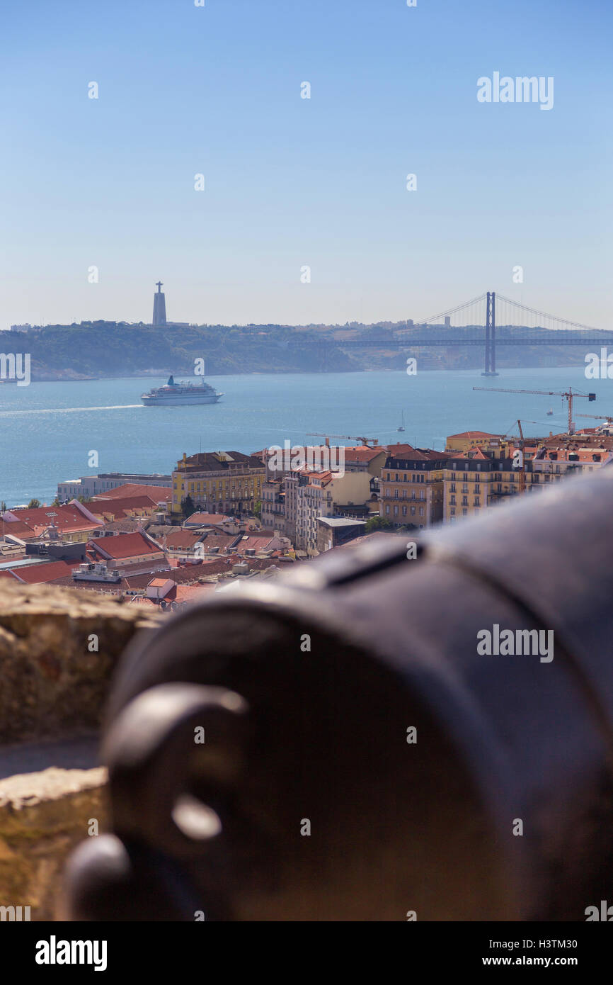 Vue sur Ville voyage Lisbonne avec vieux métal cannon coffre depuis haut lieu de château Sao Jorge. toitures, tage, brige 25 avril, sh Banque D'Images