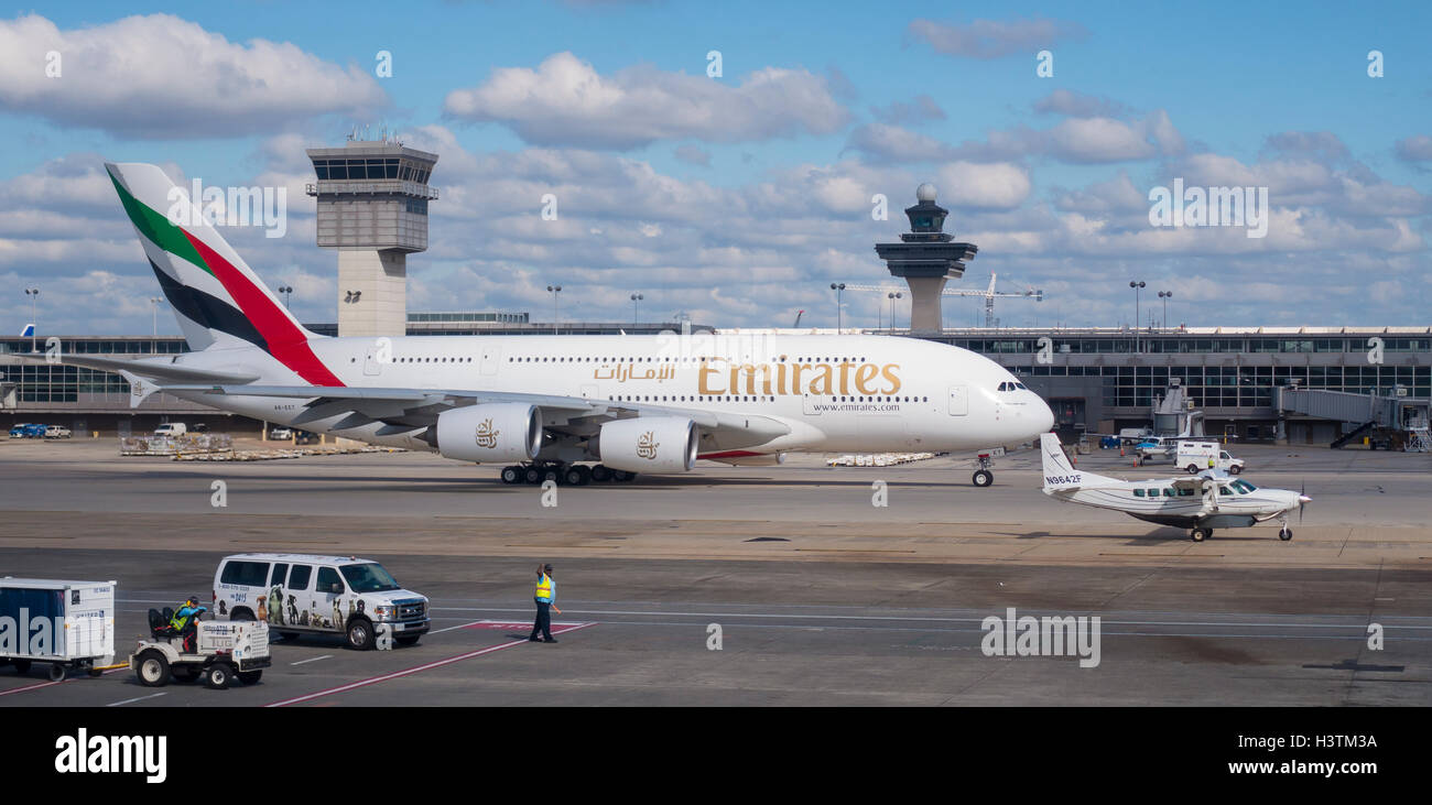 L'aéroport international de Dulles, Virginie, USA - Unis Airbus A380-800 de la compagnie aérienne avion de ligne commercial de passagers des taxis. Banque D'Images