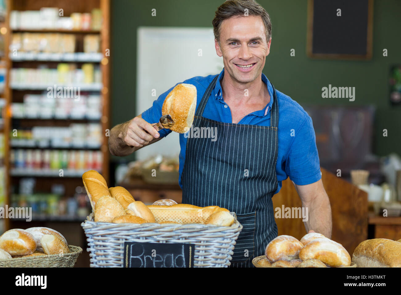 Portrait des membres masculins du personnel travaillant au magasin de boulangerie Banque D'Images