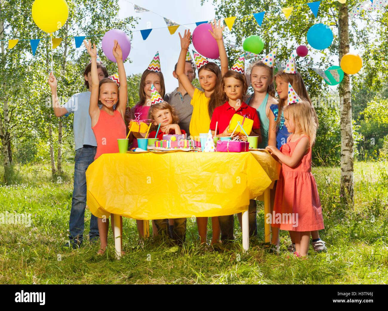 Happy kids having fun at outdoor Birthday party Banque D'Images