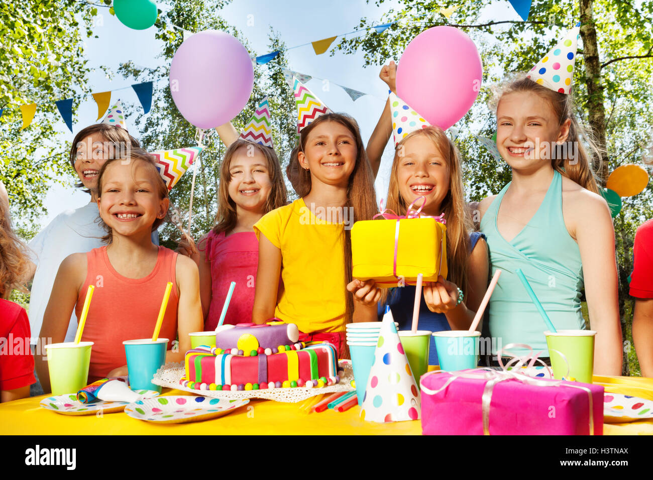 Smiling kids à côté du gâteau d'anniversaire Banque D'Images