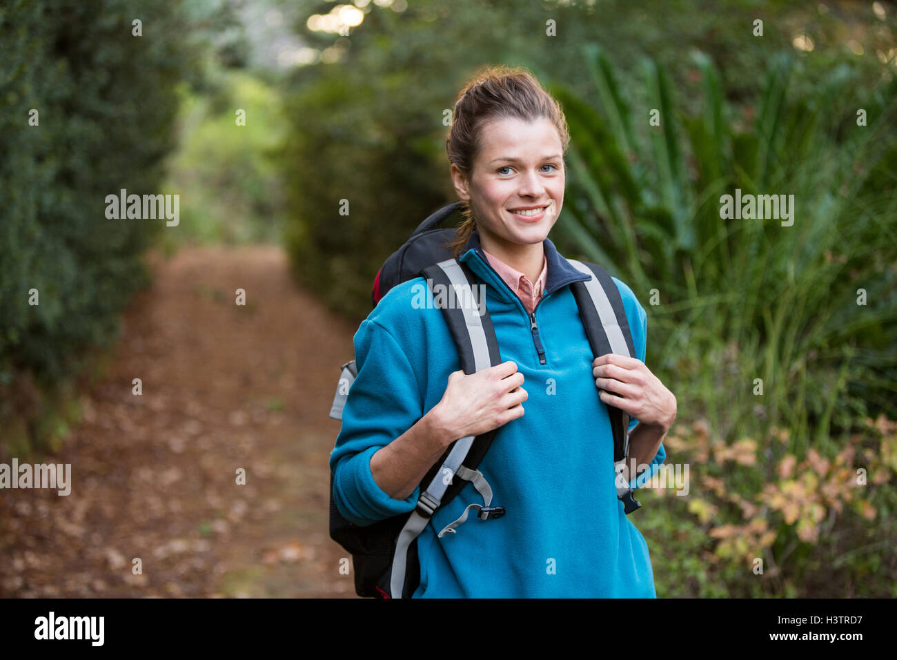 Female hiker debout en forêt avec sac à dos Banque D'Images