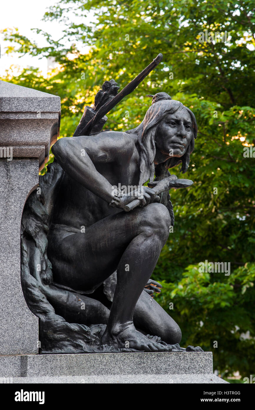 Iroquois, Native American figure à la mémoire de Paul Chomedey de Maisonneuve, fondateur de Montréal, l'ancienne place d'Armes Banque D'Images