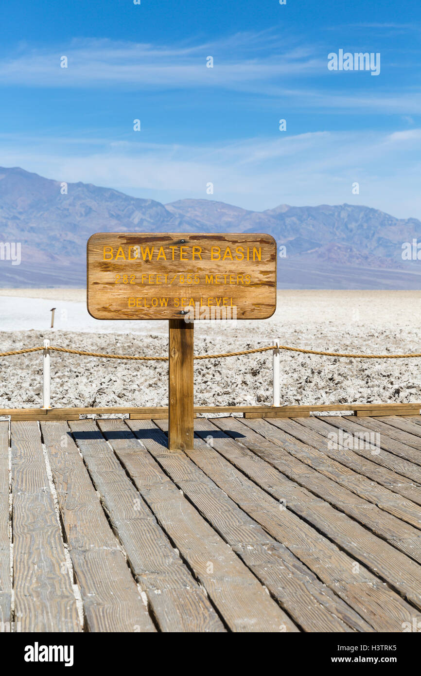 Point le plus bas en Amérique du Nord, signe du bassin de Badwater, Death Valley National Park, California, USA Banque D'Images
