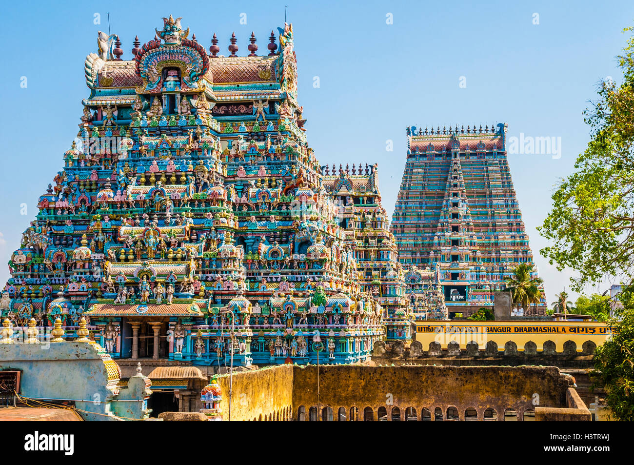 Cadre coloré et richement décoré des temples hindous, ville du temple Srirangam, Iruchirappalli District, Tamil Nadu, Inde Banque D'Images
