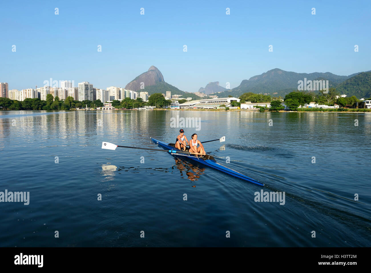 Deux jeunes femmes qui participent à la formation de l'aviron tôt le matin dans la Lagoa Rodrigo de Freitas Lagoon, à Rio de Janeiro Banque D'Images