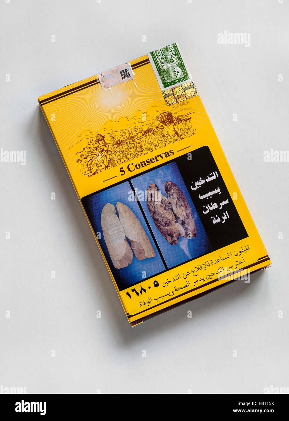 Cigares cubains dans boîte à cigares égyptien avec des images choquantes Banque D'Images