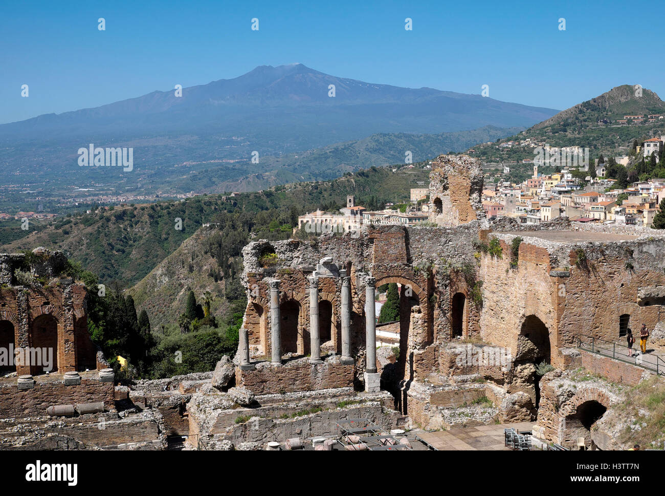 Ruines de l'amphithéâtre, avec l'Etna, Taormina, Sicile, Italie Banque D'Images