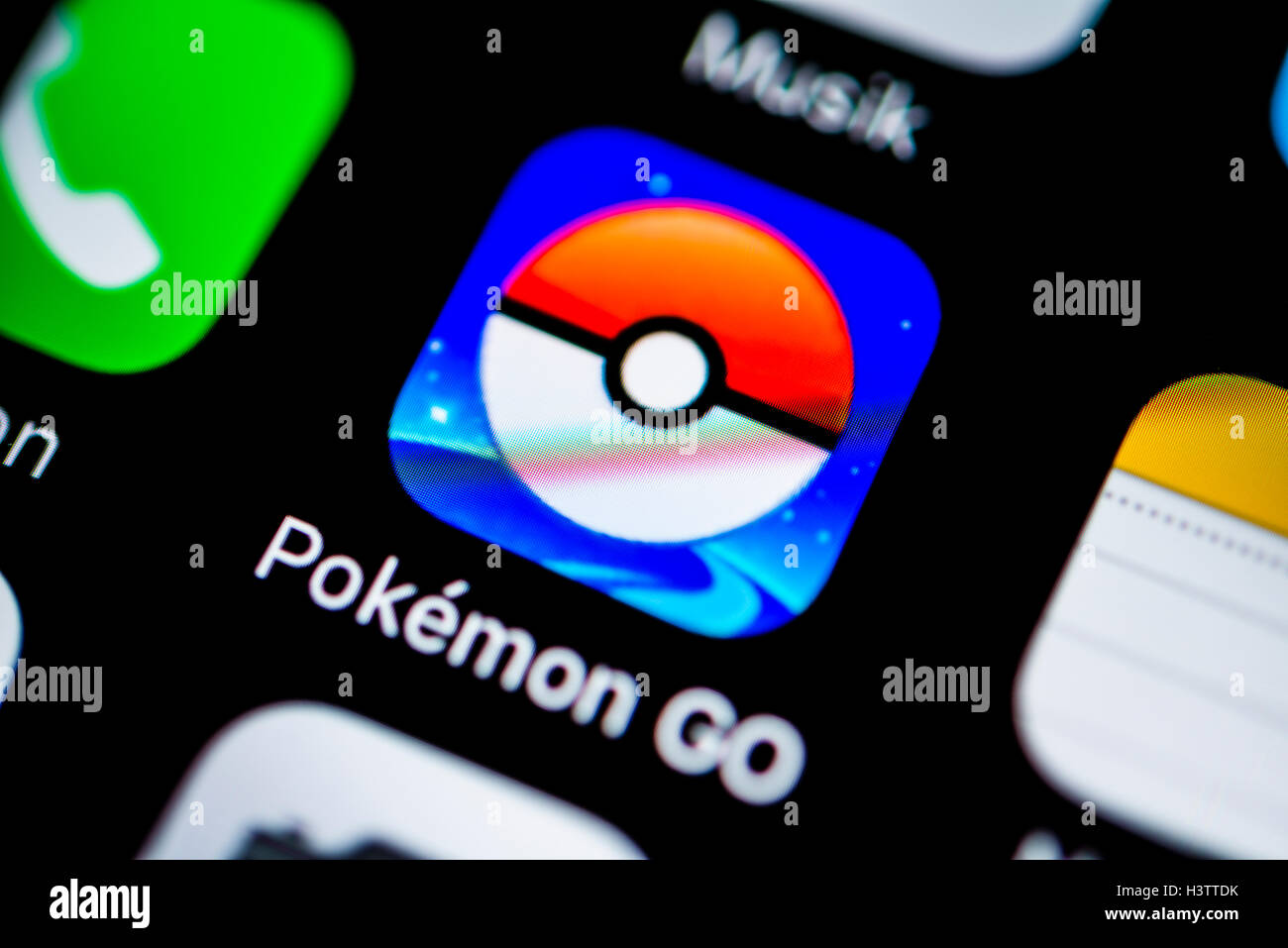 L'écran du Smartphone avec Pokémon Voir l'icône de l'app en détail Banque D'Images