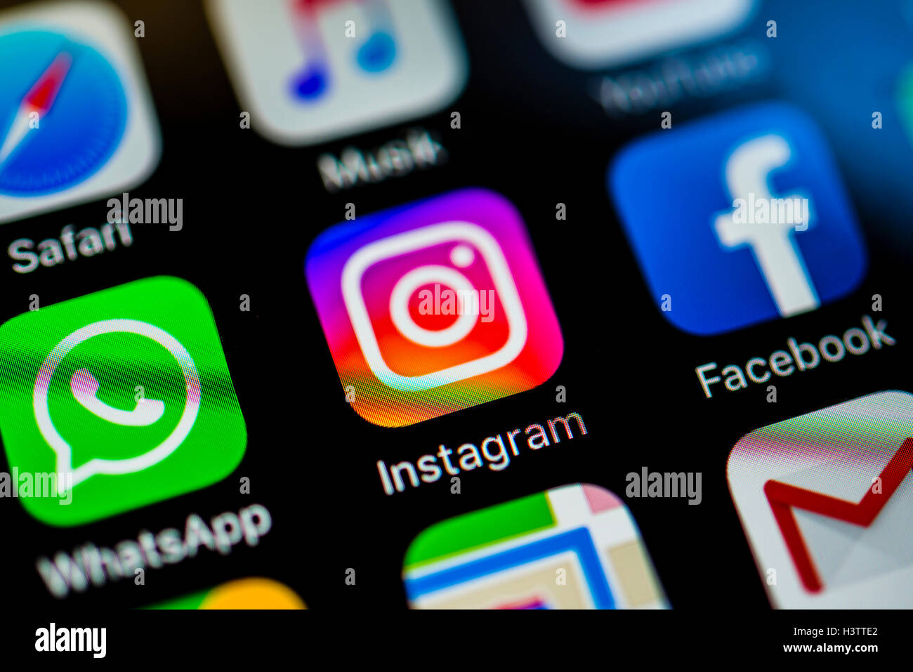 L'écran du Smartphone avec WhatsApp, Instagram et Facebook app icônes en détail Banque D'Images