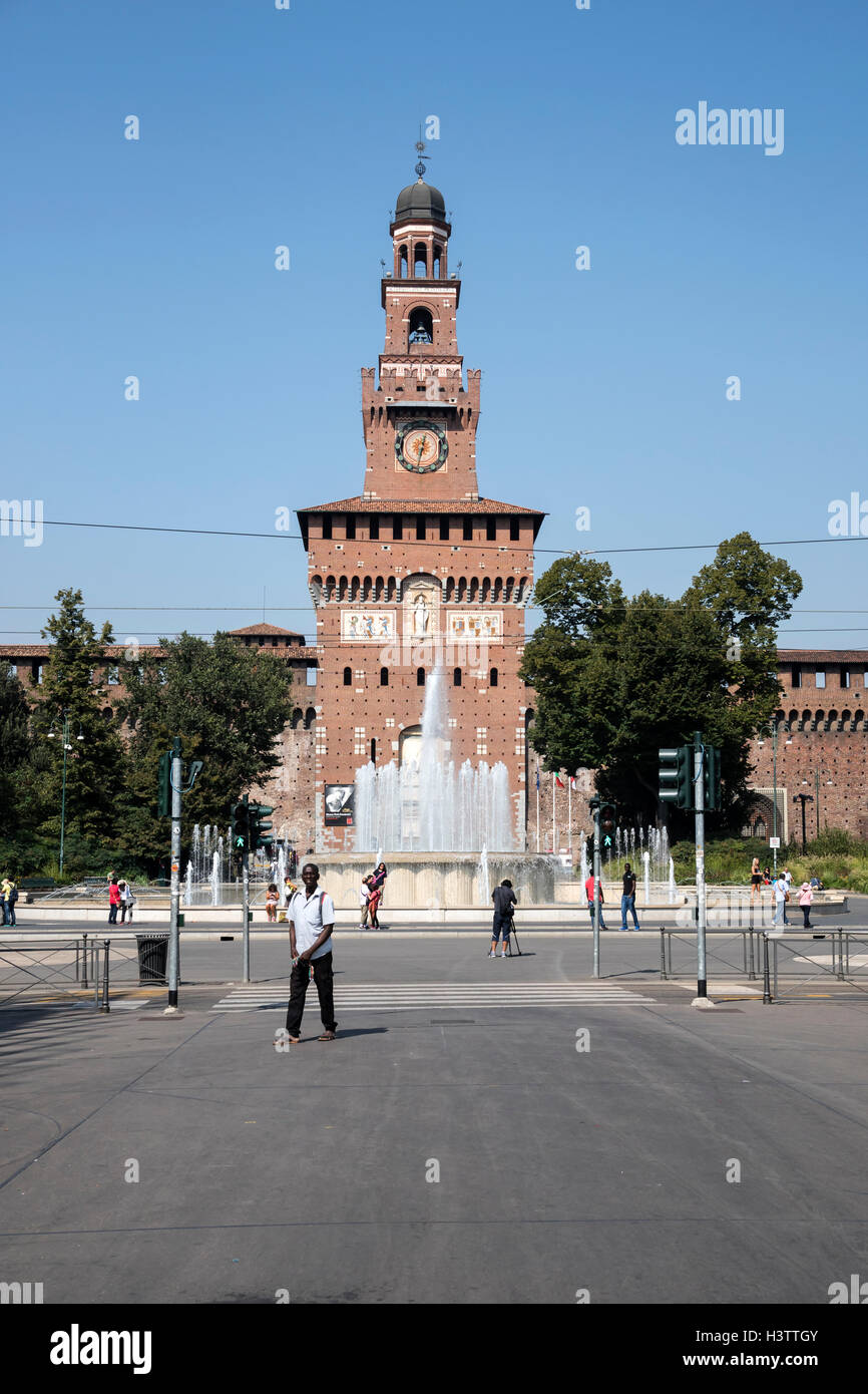 La Torre del Filarete est directrice principale de la tour le château Sforzesco, l'un principal de Milan et l'un des plus grands de l'Italie, Italie Banque D'Images La Torre del Filarete est directrice principale de la tour le château Sforzesco, l'un principal de Milan et l'un des plus grands de l'Italie, Italie Banque D'Images