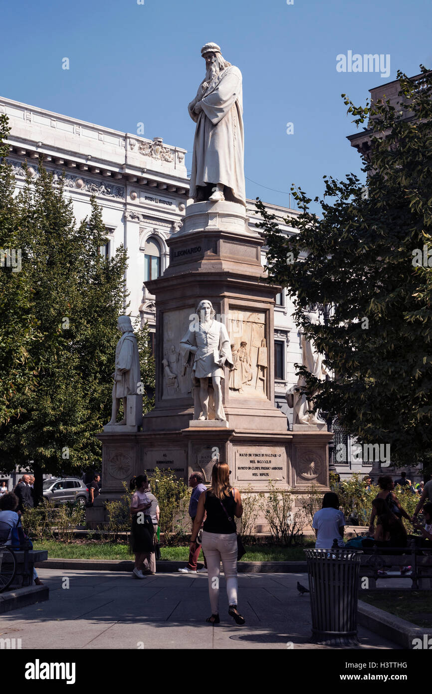 Grande Statue de léonard de Vinci sur la Piazza della Scala, Milan, Italy, Europe Banque D'Images