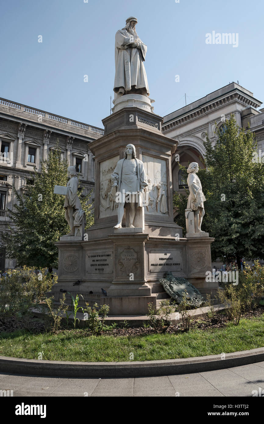 La statue de Léonard de Vinci sur la Piazza della Scala, Milan, Italy, Europe Banque D'Images
