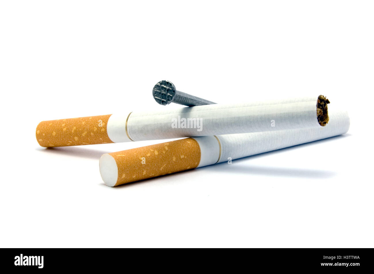 Les cigarettes et coffin nail métaphore, cesser de fumer, un grand concept macro closeup isolés détaillés Banque D'Images