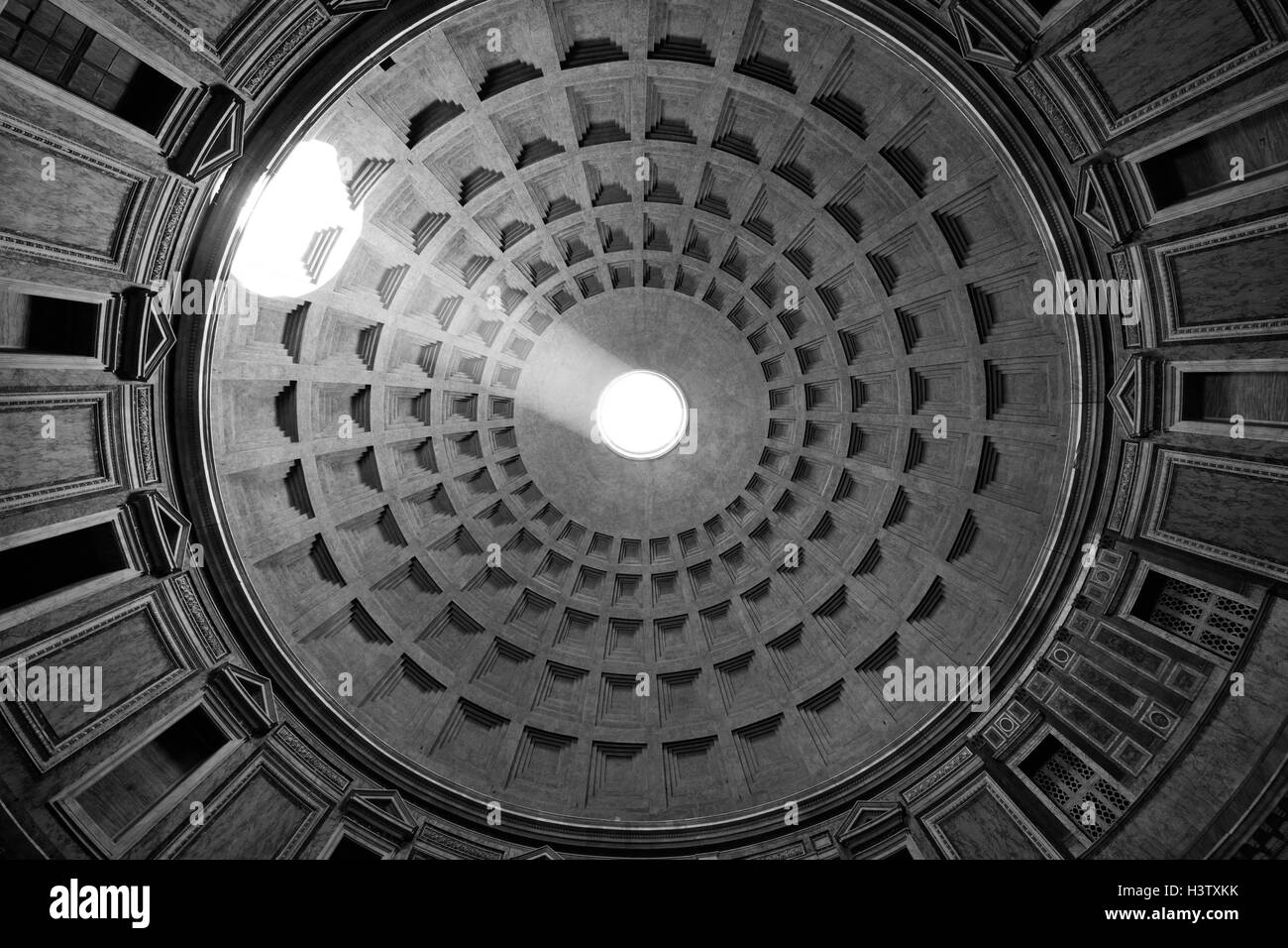 Le soleil illumine l'intérieur du plafond par le trou en haut du Panthéon de Rome, Italie Banque D'Images