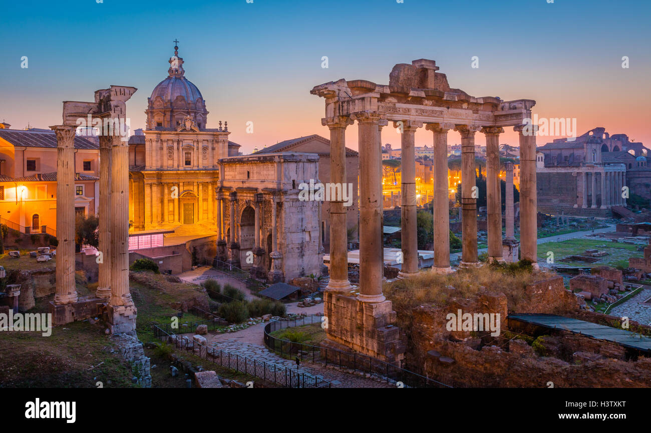 Forum Romanum est situé entre le Mont Palatin et le Capitole de la ville de Rome, Italie. Banque D'Images