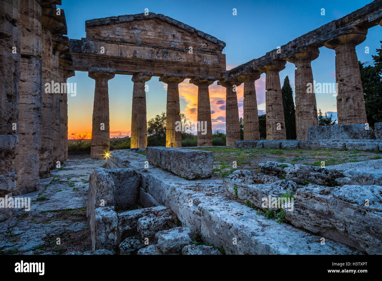 Paestum est une ancienne ville grecque sur la côte de la Mer Tyrrhénienne dans la Grande Grèce (Italie du sud). Banque D'Images