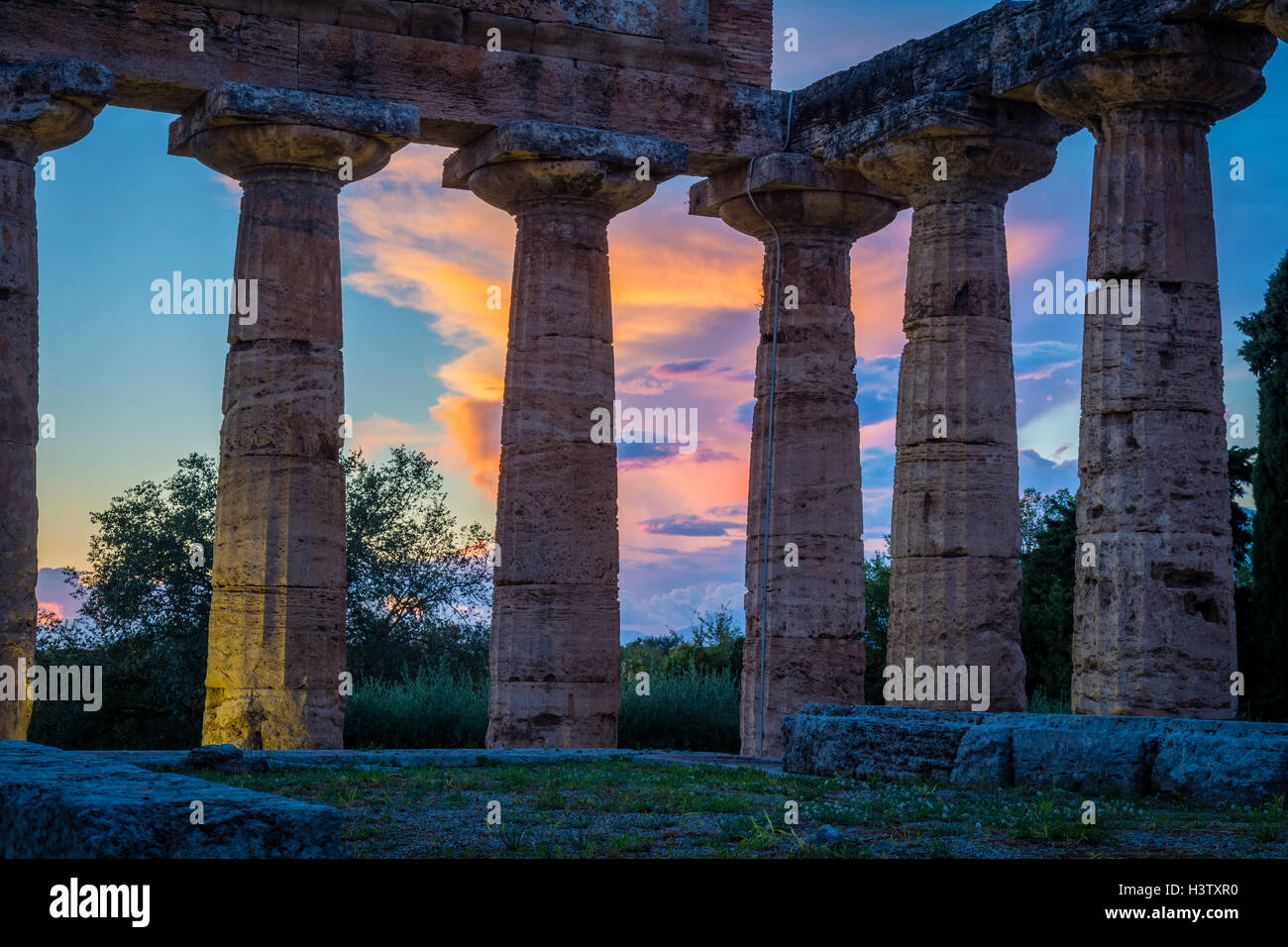 Paestum est une ancienne ville grecque sur la côte de la Mer Tyrrhénienne dans la Grande Grèce (Italie du sud). Banque D'Images