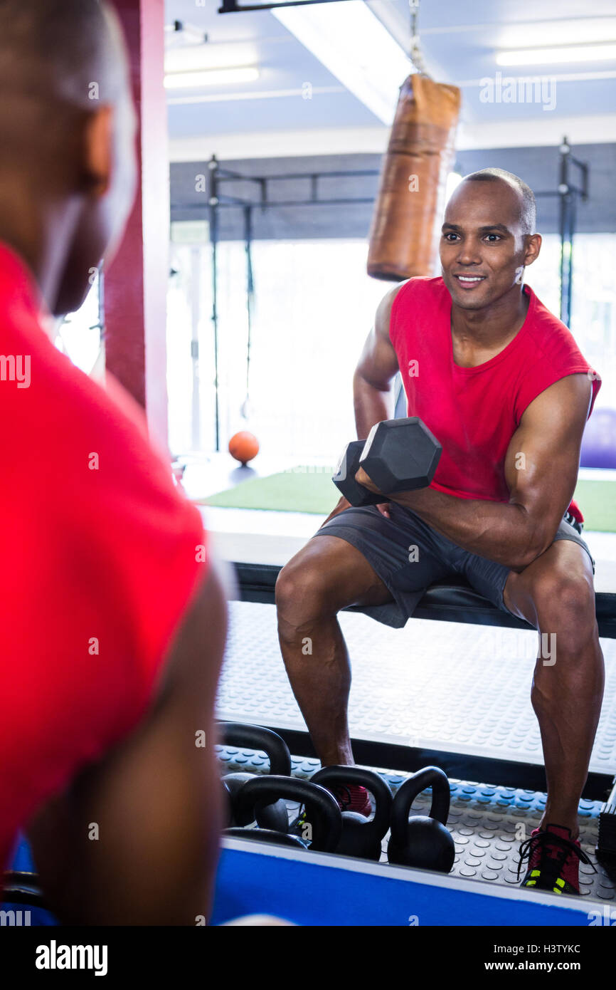 Man smiling while exercising with dumbbells Banque D'Images