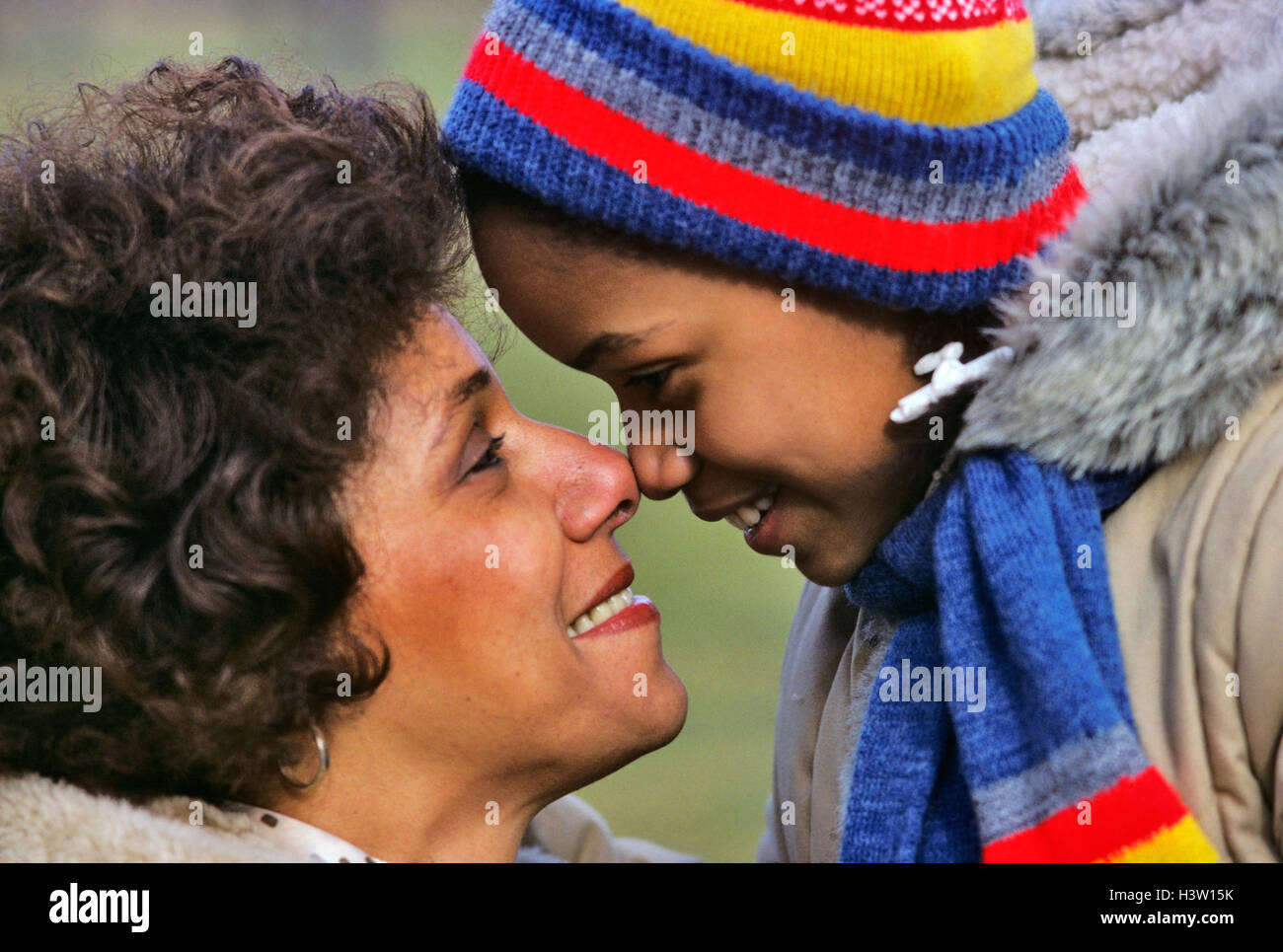 1970 1980 SMILING AFRICAN AMERICAN Mother and Daughter TOUCHING NOSES Banque D'Images